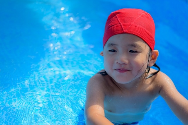 水を怖がり潜る前に鼻をつまんでしまう
