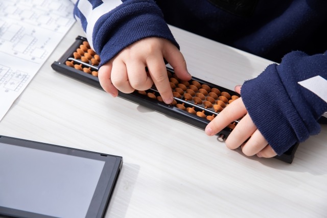 そろばん教室は今もアリ？子どもに習わせるメリットと疑問を解説
